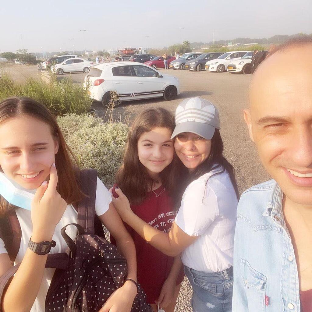 איך הזמן טס. האמדורסקים בגיוס של בתם הבכורה מילה ב-2022 (צילום: אינסטגרם) מיכל אמדורסקי אסף אמדורסקי גיוס