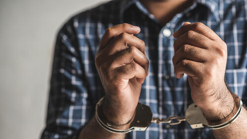 60-летний мужчина обвиняется в домогательствах к девочкам-подросткам в поезде