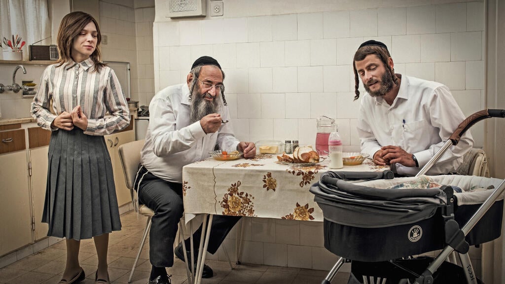 "משפחה כידוע לא בוחרים, אפשר רק לבחור אם לקבל את המשפחה שלך, קרי את עצמך, או לנסות לברוח". מתוך "שטיסל" - עונה 3 (צילום: אוהד רומנו באדיבות yes) מתוך "שטיסל" - עונה 3