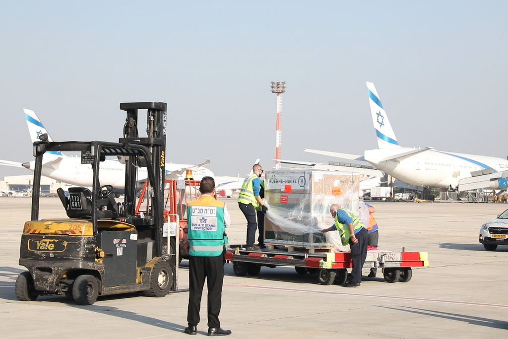 מדולפינים ואריות ועד סלמון מנורבגיה: הסודות של מסוף המטען האווירי