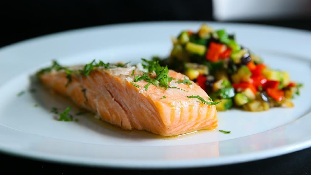 אומגה-3 מדגים שמנים משפרת את תפקוד קרומי תאי העצב. סלמון עם ירקות (צילום: ירון ברנר) סלמון עם ירקות