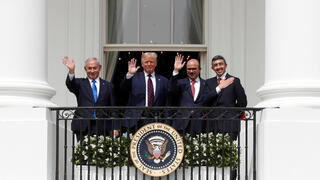 15 ספטמבר 2020 דונלד טראמפ עם בנימין נתניהו ושרי החוץ של בחריין ו איחוד האמירויות חתימה על הסכמי אברהם הבית הלבן וושינגטון