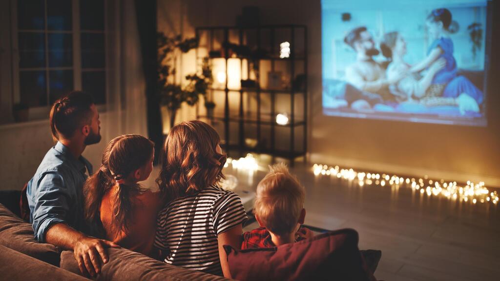 משפחה צופה בטלוויזיה