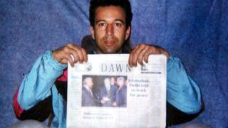 העיתונאי האמריקני דניאל פרל בשבי ב פקיסטן לפני הוצאתו להורג