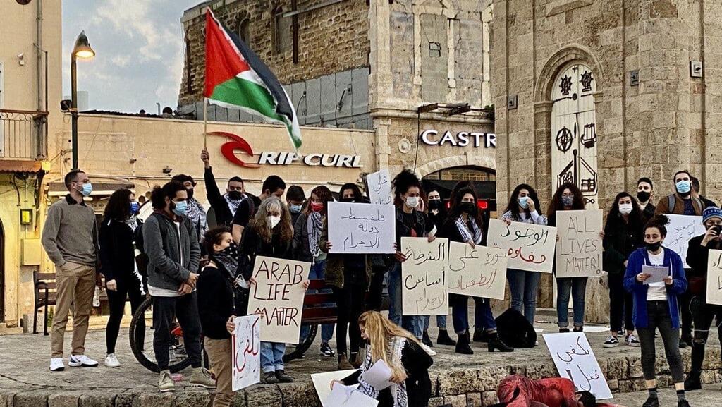 Protesters demonstrating in Jaffa against violence in Arab society (Photo: Moti Kimchi) ההפגנה בכיכר השעון