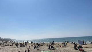 חוף הים בהרצליה מלא בחודש פברואר