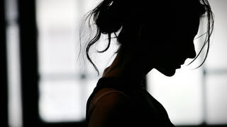 תושב ת"א הואשם: סימם צעירה, אנס - והוליך אותה עירומה לבית החולים