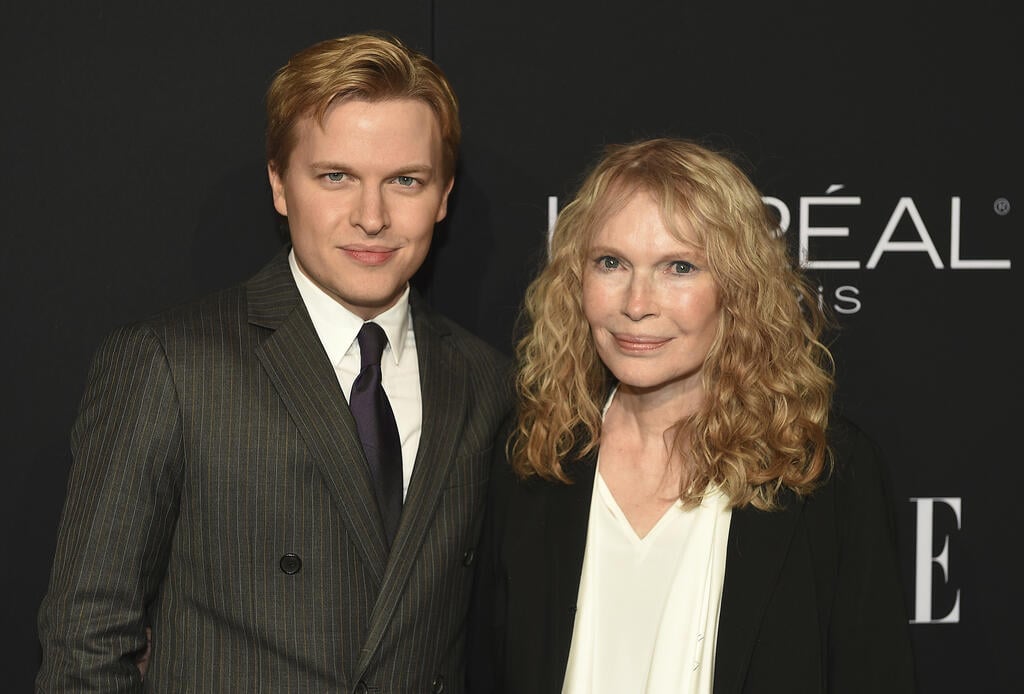 Mia Farrow and her son Ronan Farrow (Photo: AP) מיה ורונאן פארו