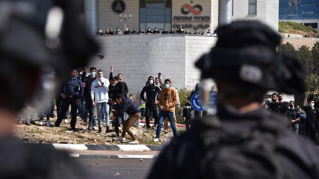 Police forces clashing with protesters during a demonstration against violence in Um al-Fahem (Photo: Police PR) שוטרים בהפגנה נגד האלימות באום אל פחם