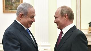 נתניהו ופוטין תמונה של בנימין נתניהו וולדימיר פוטין לוחצים ידיים