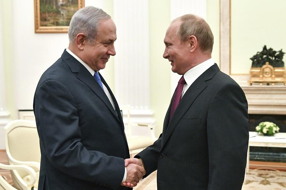 תמונה של בנימין נתניהו וולדימיר פוטין לוחצים ידיים
