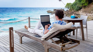  יוון עבודה מרחוק חוף ים אילוסטרציה