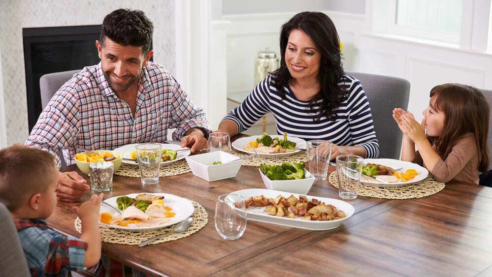 הורים מתבגרים ילדים ארוחת ערב משפחתית ארוחה