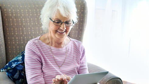 סבתא משוחחת עם המשפחה בטאבלט