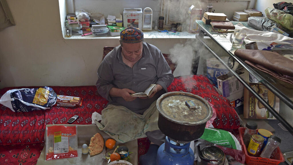 Zabulon Simantov in his home in Afghanistan (Photo: AFP) זבולון סימן-טוב ה יהודי ה אחרון ב אפגניסטן
