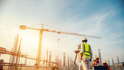 בעקבות הפרסום ב-ynet: אלפי עובדי בניין זרים יישארו בארץ עוד חצי שנה