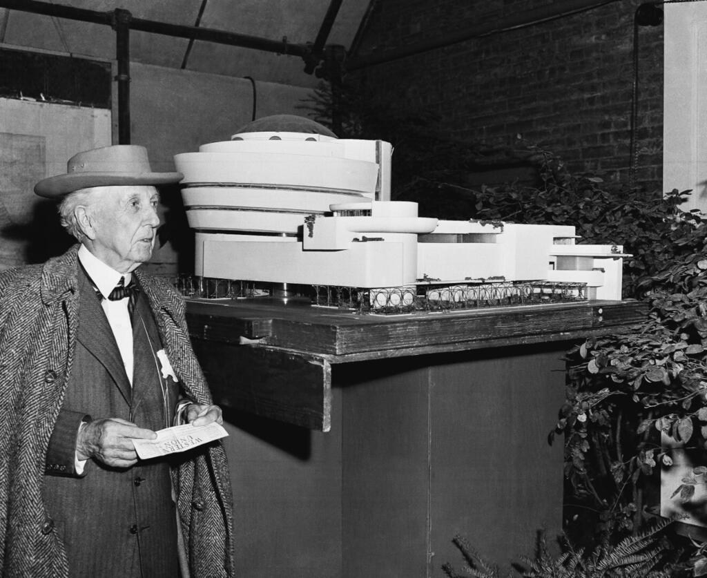 Wright beside a model of the Guggenheim Museum in New York (Photo: AP) פרנק לויד רייט