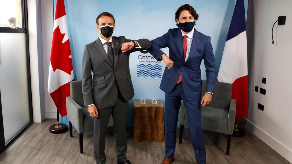 French President Emmanuel Macron and Justin Trudeau (Photo: AFP) ועידה G7 ג'סטין טרודו עמנואל מקרון