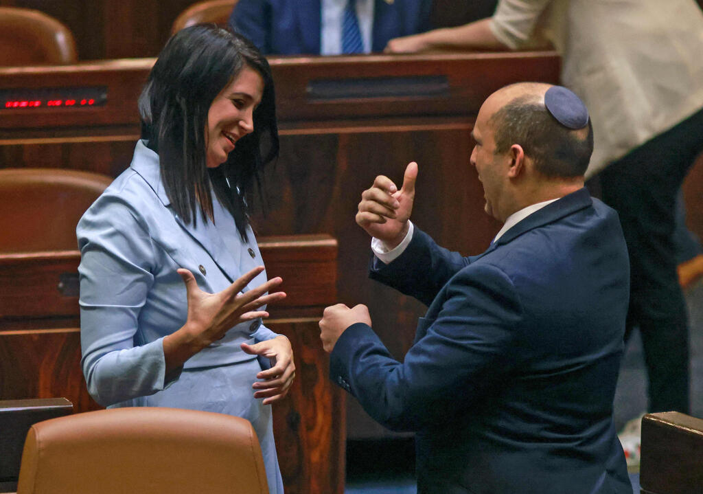 עם בנט במליאה. "יש אווירת בחירות באוויר" (צילום: AFP) רה"מ נפתלי בנט ושירלי פינטו