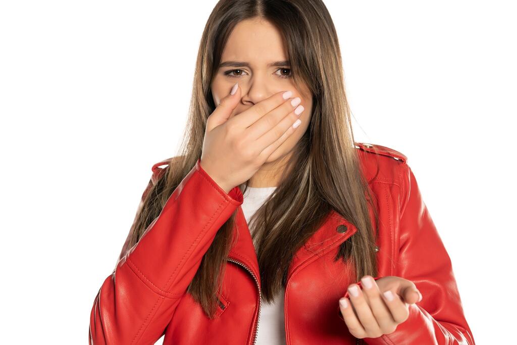 פדיחה אישה מובכת 