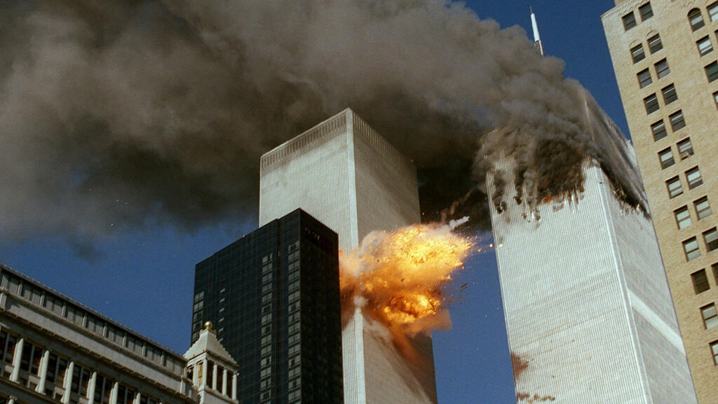 The 9/11 attack (Photo: AP) הפיצוץ במגדל השני