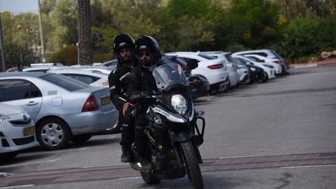 אירוע חריג בגבעת שמואל: חשוד חטף נשק ממאבטח בית ספר ונמלט