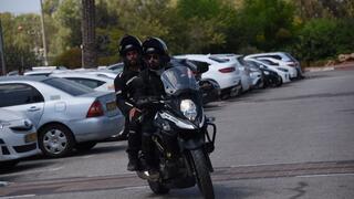 אקדח נגנב ממאבטח בי"ס במרכז, סריקות אחר חשוד ש"חטף" את הנשק וברח