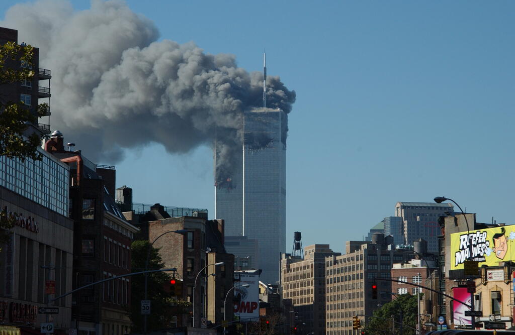 Smoke billows from the World Trade Center in New York during the Sept. 11, 2001, terrorist attacks (Photo: AP) 11 בספטמבר ספטמבר ארה"ב אסון התאומים תאומים טרור