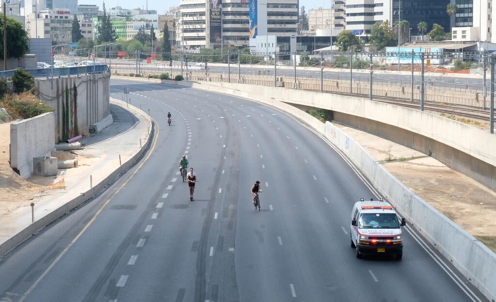 כביש ביום כיפור, ארכיון (צילום: שאול גולן) אופניים בתל אביב ביום הכיפורים