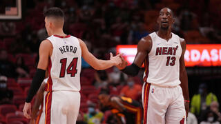 דרמה ב-NBA: כוכב מיאמי היכה את חברו לשעבר לקבוצה