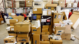 חבילות ב מחסן משלוחים של דואר ישראל ב נתבג