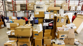 חבילות ב מחסן משלוחים של דואר ישראל ב נתבג