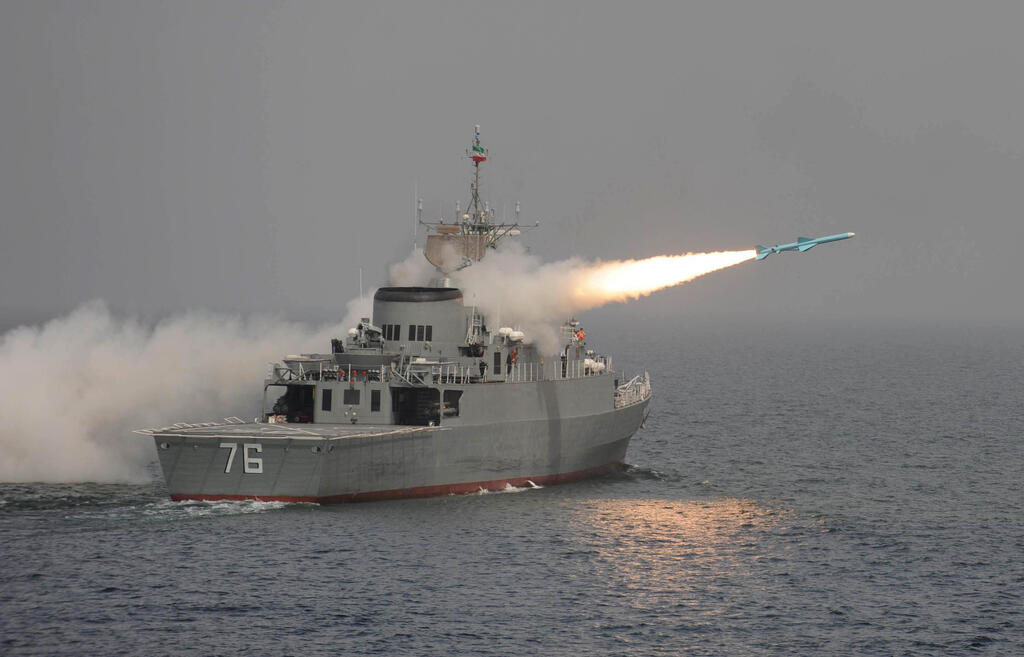 ארכיון (צילום: AFP / IRANIAN ARMY OFFICE) שיגור טיל קדיר מ ספינה של חיל הים האיראני באזור מפרץ עומאן במסגרת תרגיל צבאי של איראן