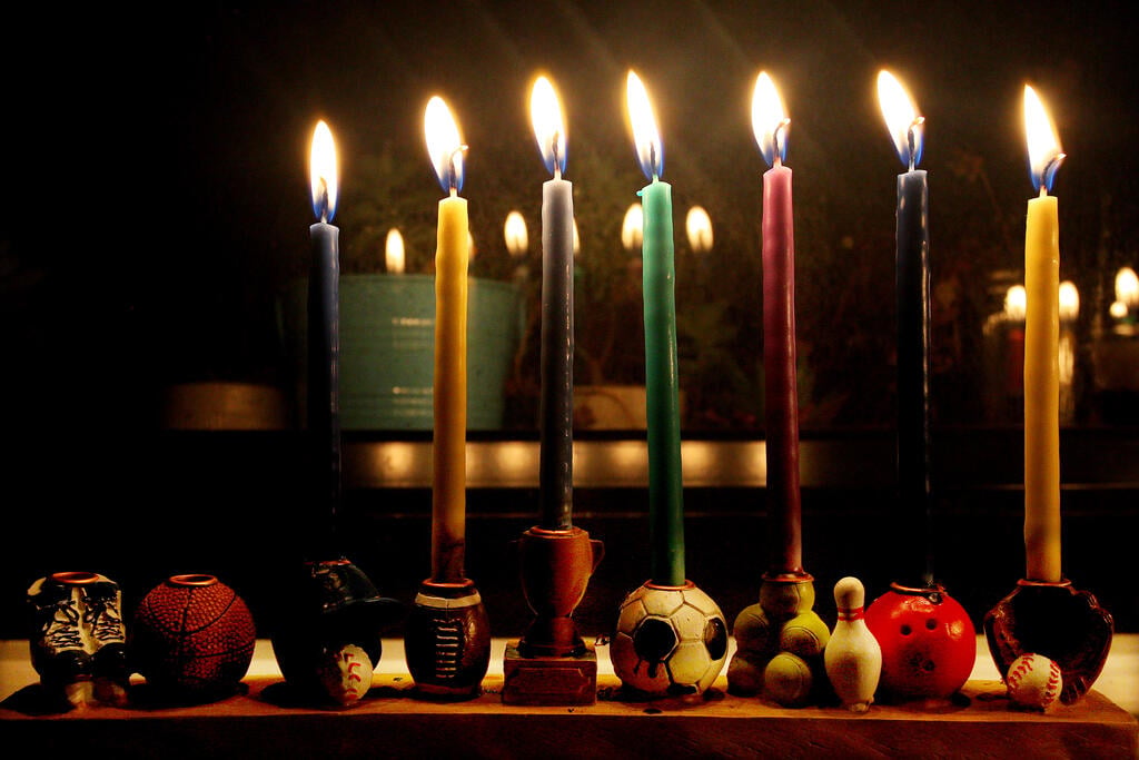 נרות חנוכה. הרפורמה ההלניסטית ופרשת הגימנסיון קדמו למרד החשמונאים (צילום: Lisa Maree Williams / Getty Images) נרות חנוכה בסידני, אוסטרליה