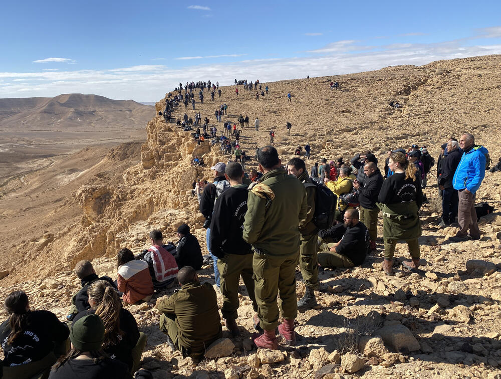 כך זה נראה ב-2021. המונים צופים ב"סנה הבוער" (צילום: גלעד כרמלי) המונים צופים בסנה הבוער בשעה 12:00