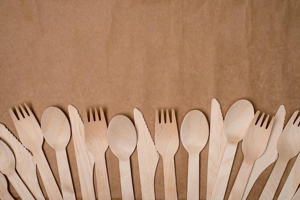 כלים חד פעמיים "מתכלים" (צילום: Shutterstock) כלים חד פעמיים מתכלים