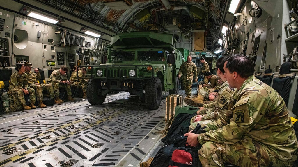 כוחות אמריקניים בגרמניה (צילום: AFP PHOTO / US ARMY / Sgt. Stephen P. Perez) כוחות אמריקנים נוחתים בגרמניה