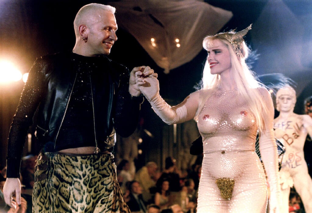 Jean Paul Gaultier and Cicciolina, 1995 (Photo: Herwig Prammer, Reuters) ז'אן פול גוטייה וצ'יצ'ולינה, 1995