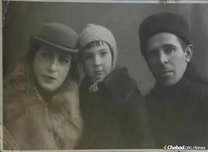 Obiedkova with her parents Maria (Mindle) and Semion, before World War Two (Photo: Chabad. org) וונדה סמיונובנה אוביידקובה עם הוריה, לפני המלחמה