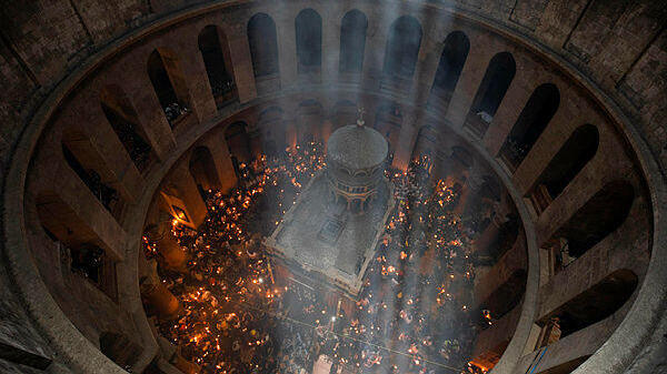 Благодатный огонь сошел в Иерусалиме