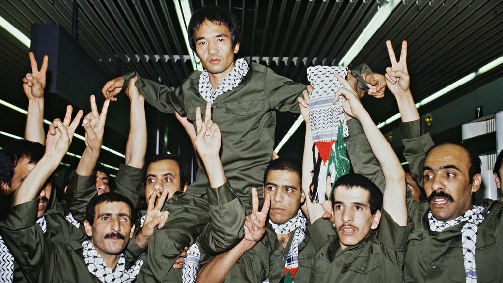 Okamoto following his release in the Jibril prisoner exchange in 1985 (Photo: AFP) ארכיון קוזו אוקמוטו מתקבל ב תשואות ב טריפולי לבנון 1985 עסקת ג'יבריל