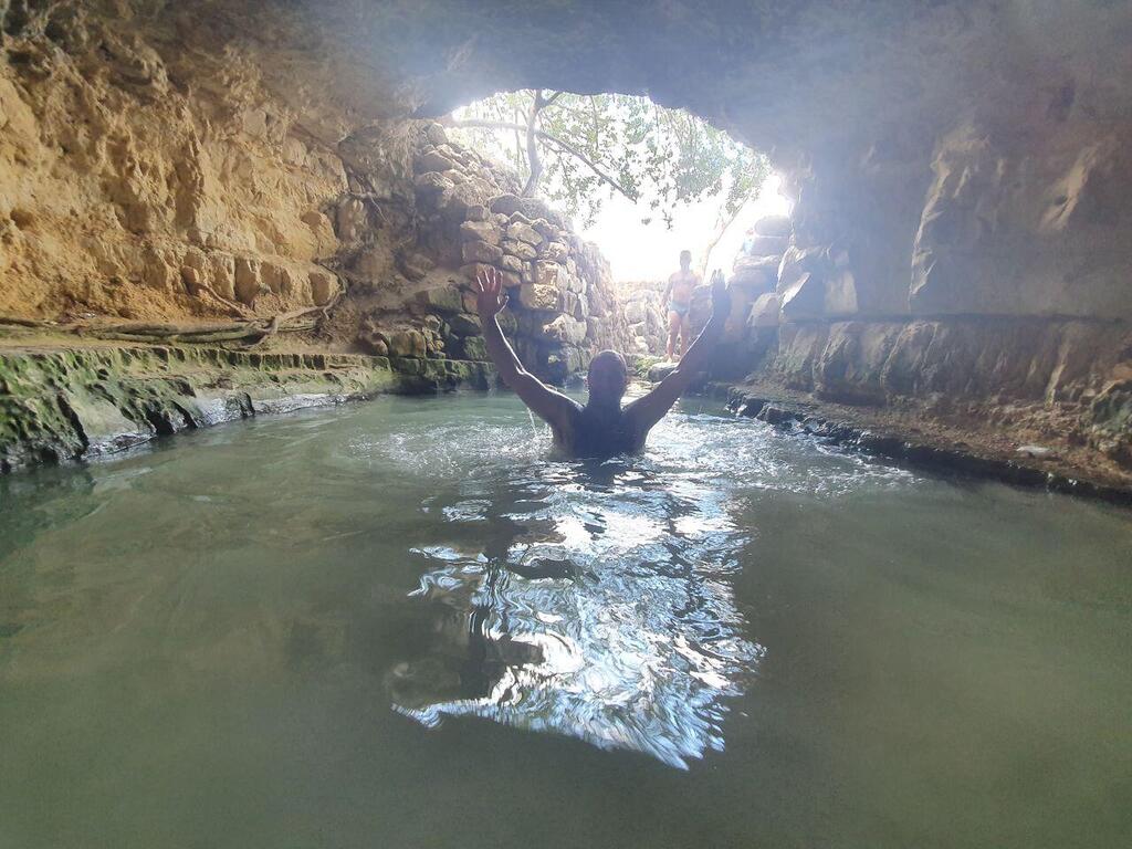 Ynet photographer Gil Yochanan takes a dip in the sprin (Photo Assaf Kamar) מעיין עין ספיר