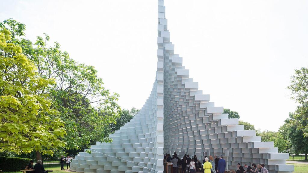 ביתן הקיץ של ביארקה אנגלס (צילום: Iwan Baan, serpentinegalleries.org) ביתן הקיץ של ביארקה אנגלס