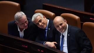 נפתלי בנט, יאיר לפיד ובני גנץ במליאת הכנסת
