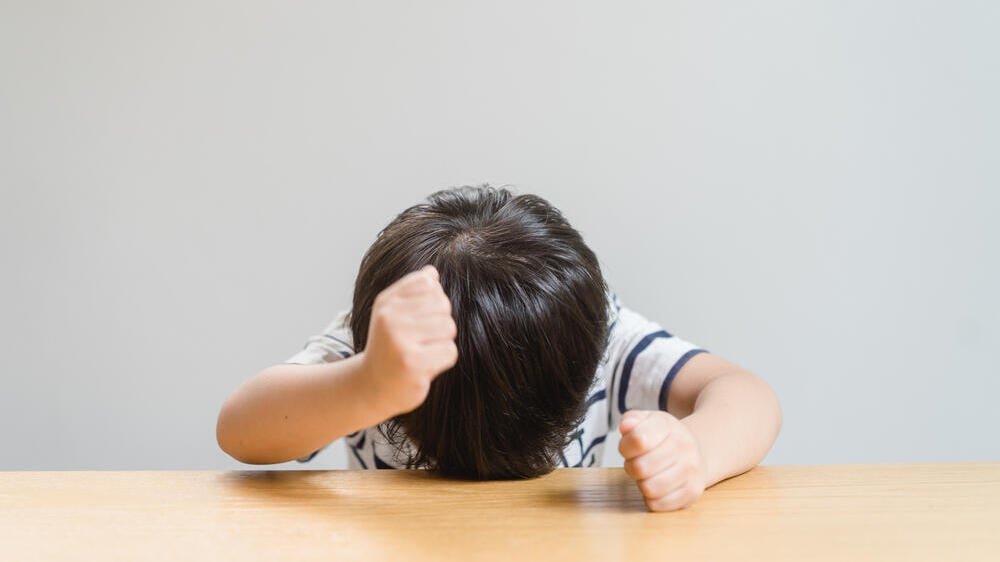 אצל חלק מהילדים עם ADHD המעבר לשינה אינו הדרגתי, והם יכולים לעבור במהירות ממצב של ערנות גבוהה לעייפות פתאומית ( צילום: Shutterstock) ADHD