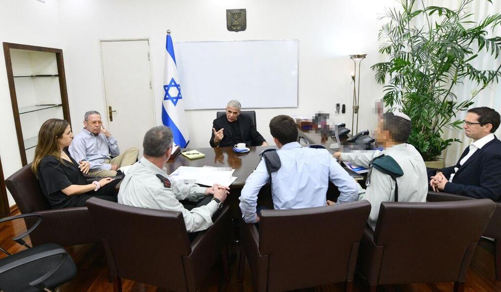 "סקירה ביטחונית-מודיעית רחבה". לפיד בקריה, הבוקר (צילום: חיים צח, לע"מ) יאיר לפיד בפגישה עם רונן בר