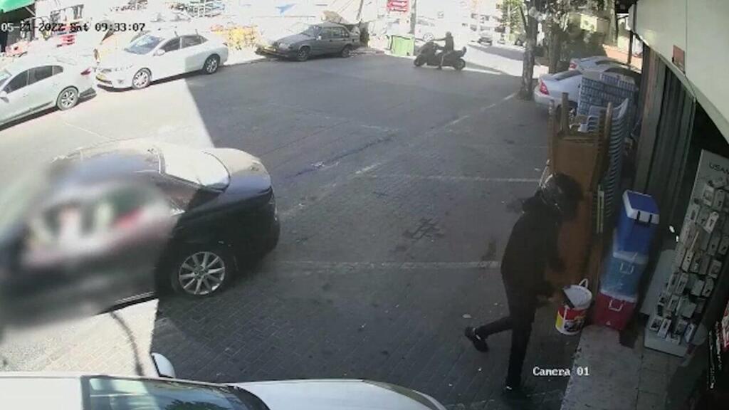 יורד מהאופנוע וכנס למכולת תיעוד ניסיון הרצח בנצרת