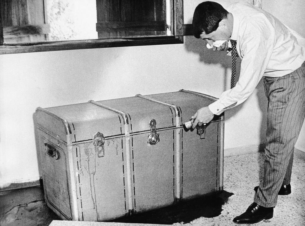 The box Cukurs' body was found in (Photo: AP) הארגז שבו נמצאה גופתו של הרברט צוקורס