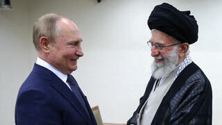נשיא רוסיה ולדימיר פוטין עם המנהיג העליון של איראן עלי חמינאי ו נשיא איראן איברהים ראיסי ב טהרן