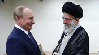 נשיא רוסיה ולדימיר פוטין עם המנהיג העליון של איראן עלי חמינאי ו נשיא איראן איברהים ראיסי ב טהרן